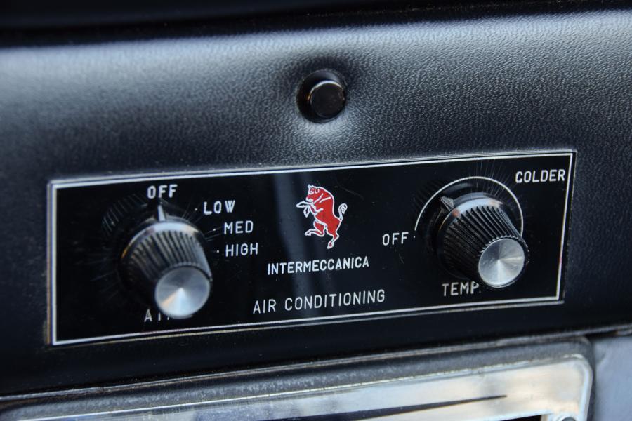 Детали интерьера Intermeccanica Italia Convertible 1970 года  (NA) (фото 9 из 17)